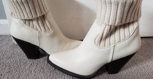 NWOT Off white/cream boots